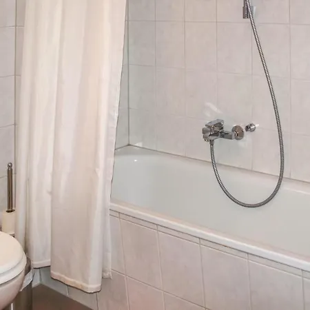 1 Bedroom Beautiful In Apartment *